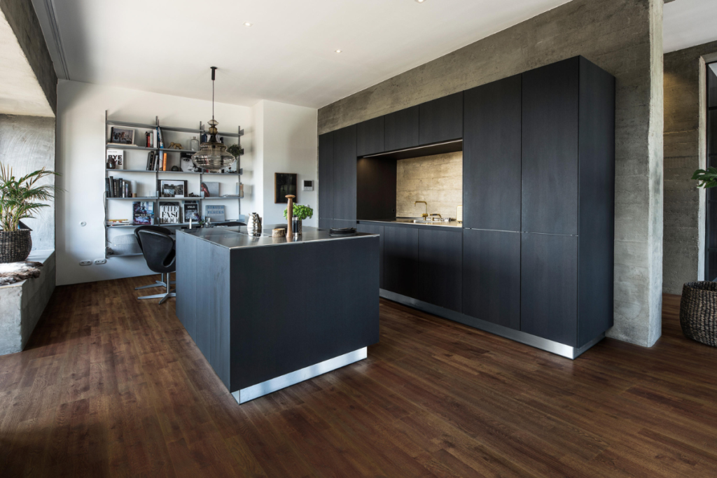 gewrapte keuken in mat zwart