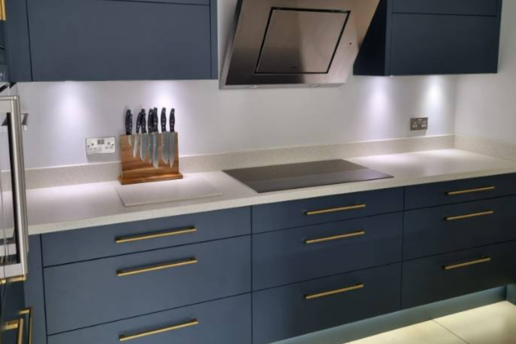 keuken gewrapt in uni kleur blauw